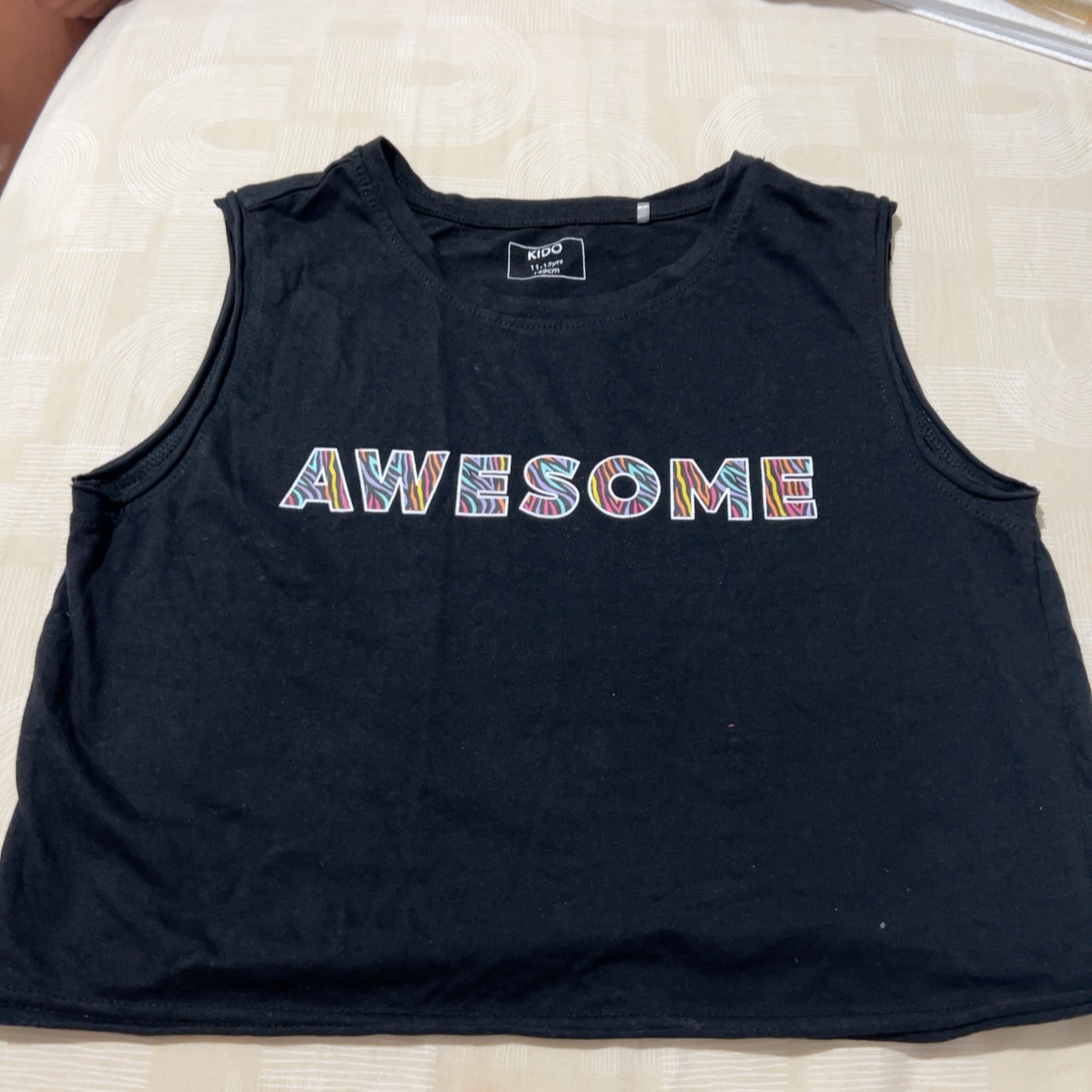 חולצה שחורה עם כתוביות