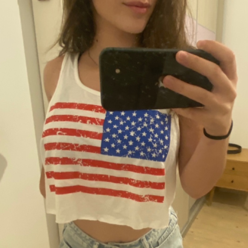 חולצת בטן מגניבה עם דגל ארה״ב 