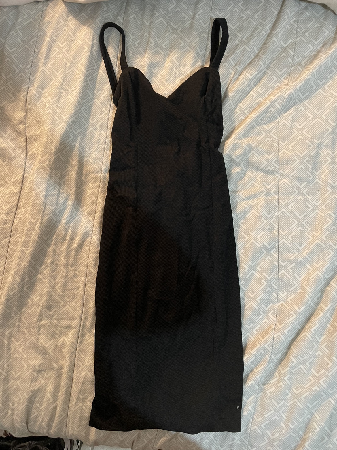 שמלת מיני שחורה עם גב פתוח