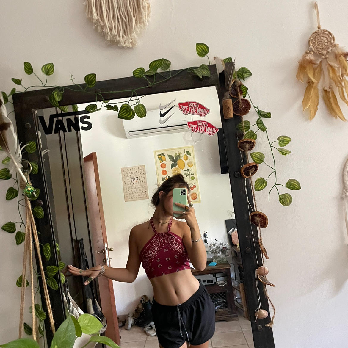 טופים בנדנה בשלושה צבעים. נמכרים בנפרד.