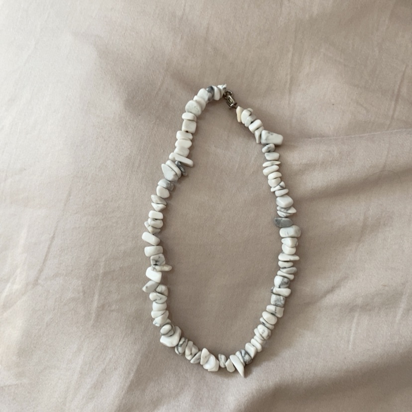 שרשרת בגוונים אפור ולבן, מהממת!! 
מחיר: 20₪❤️