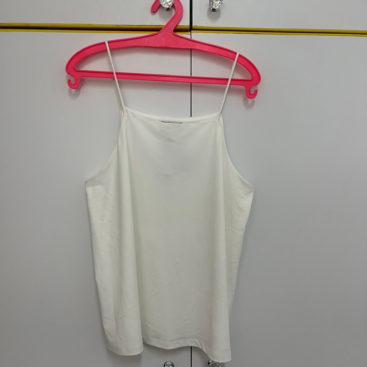 גופיה לבנה🕊 עם צווארון מרובע מיוחד
