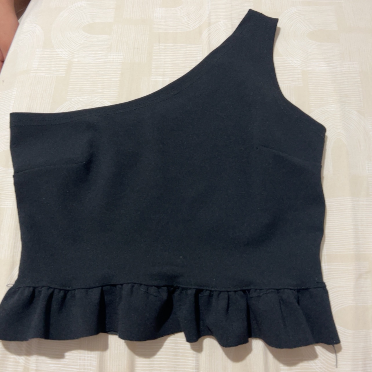 חולצה שחורה לאירוע כתפייה אחת