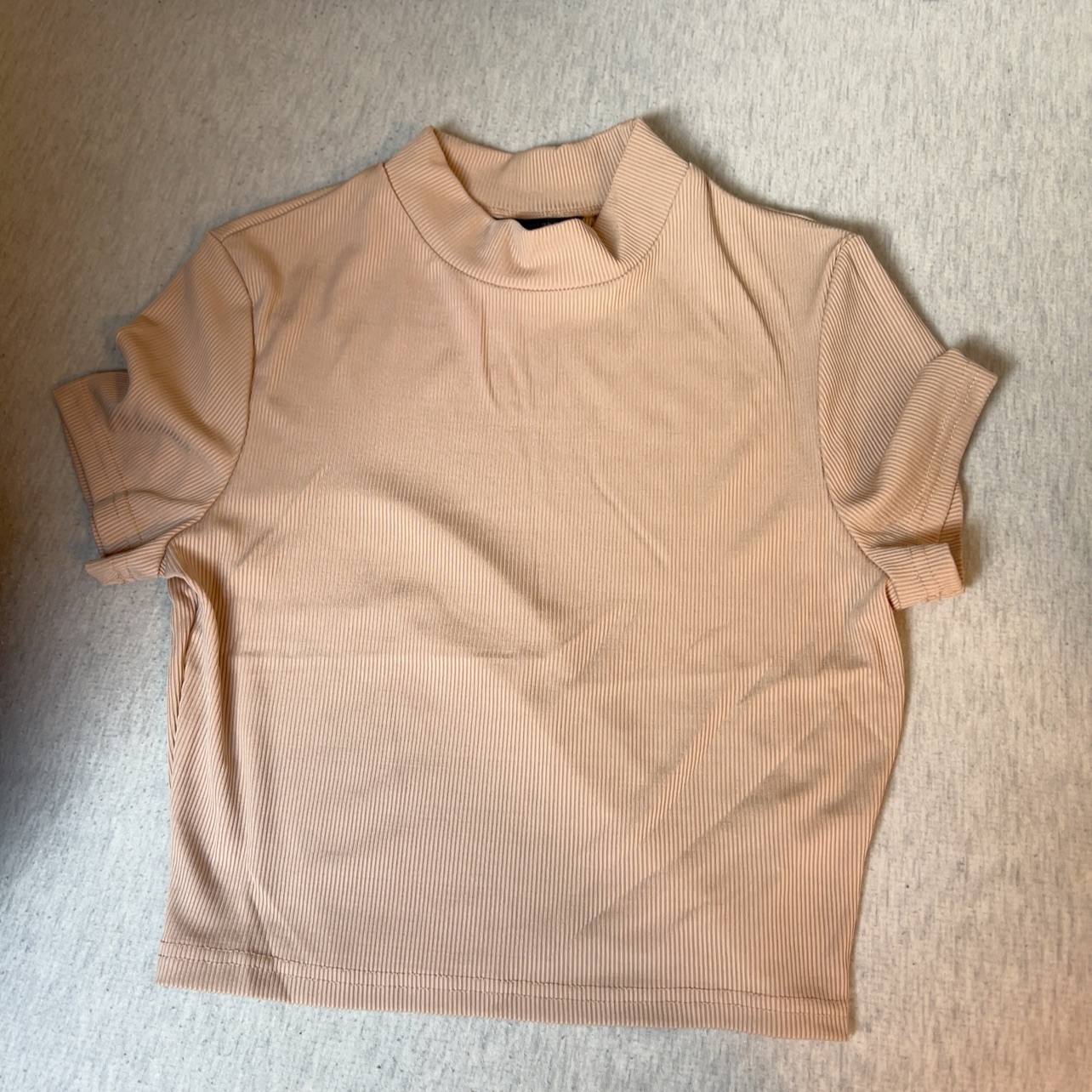 חולצת גולף קצרה בז