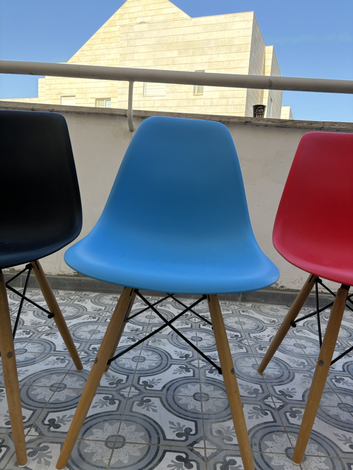 ששה כסאות מעוצבים וצבעוניים ב₪320 לכולם יחד!