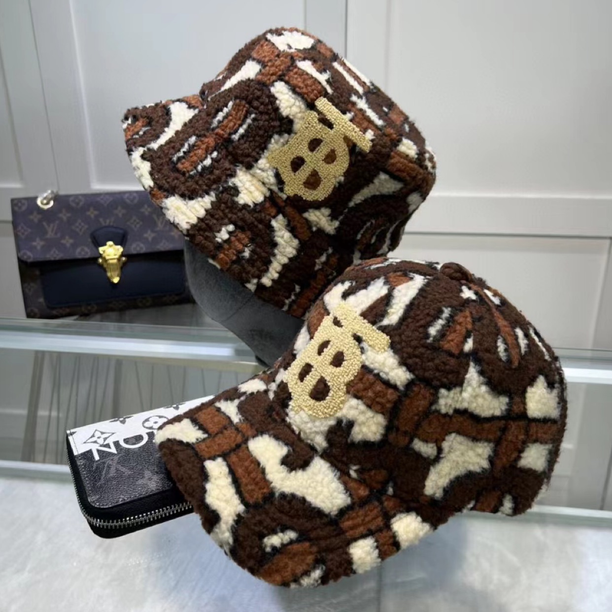 כובעים של ברברי רק ב150!! חדשות!!