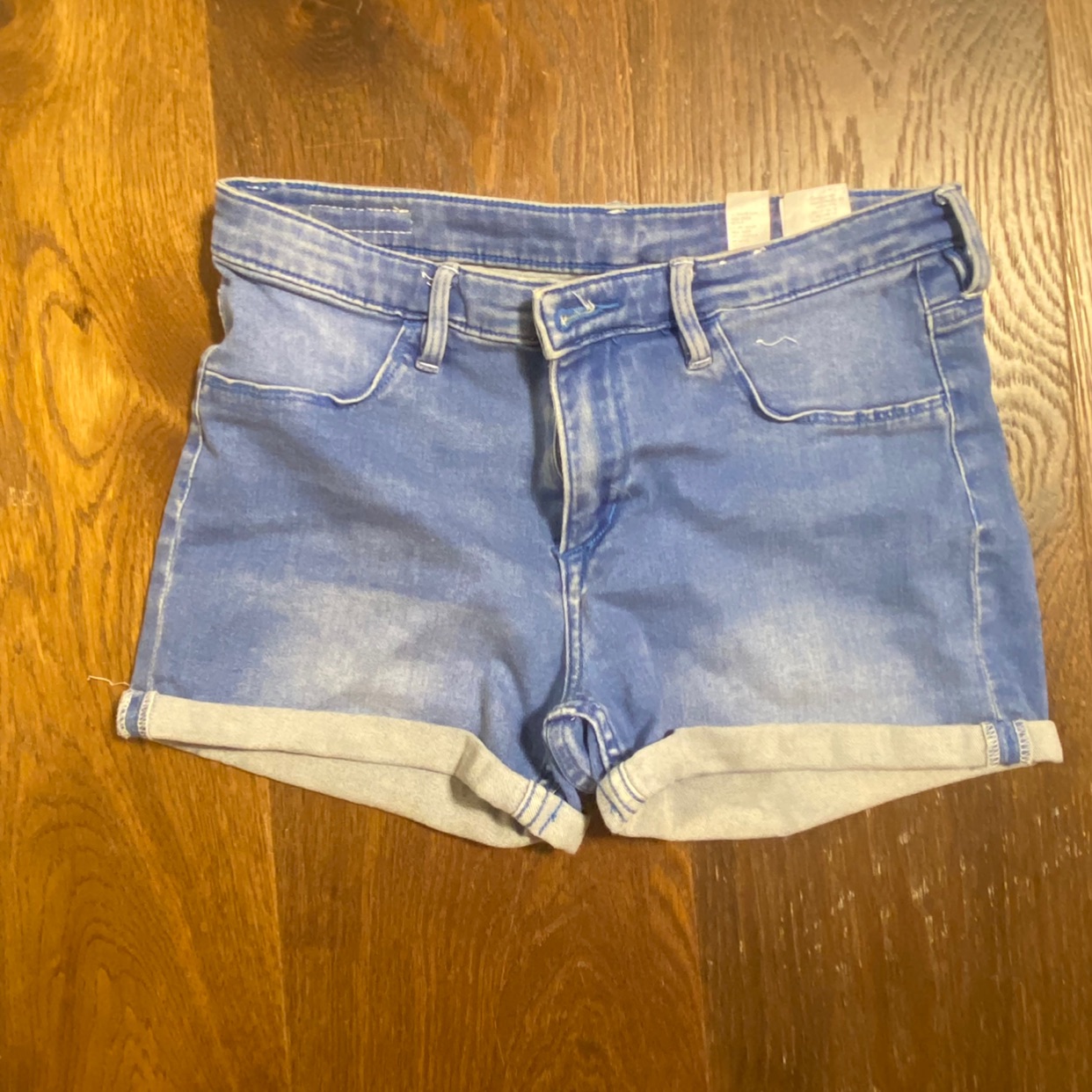 גינס קצר בצבע כחול מh&m 
