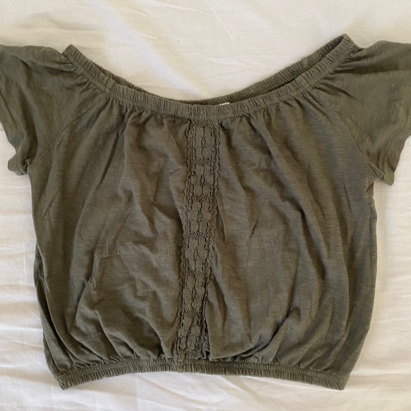 חולצת Off-shoulders