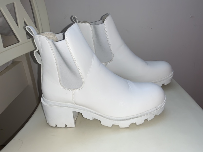 מגפיים בצבע לבן