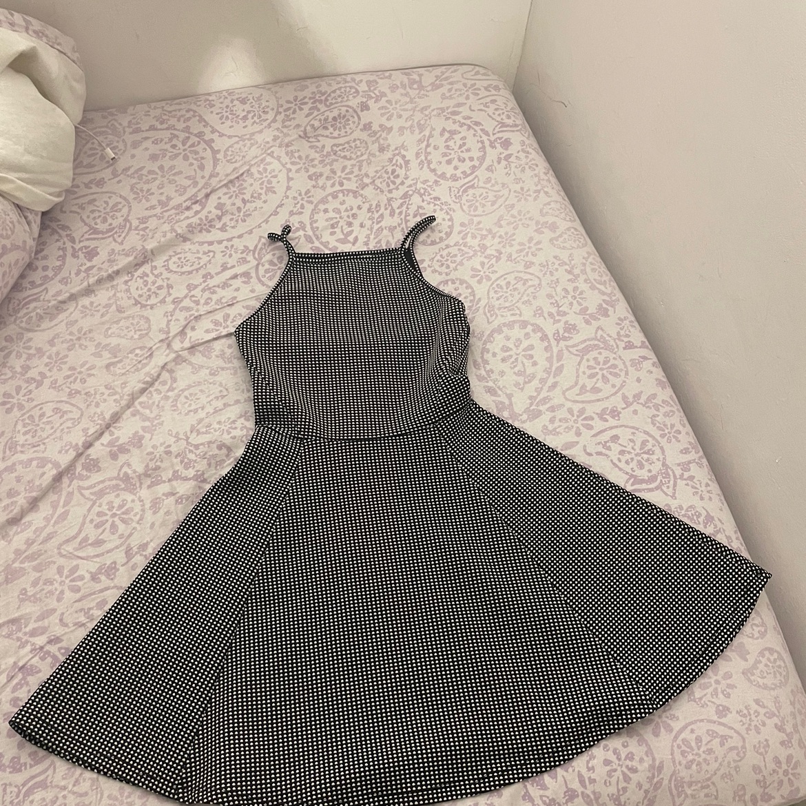 שמלה מחמיאה עם הדפס נקודות