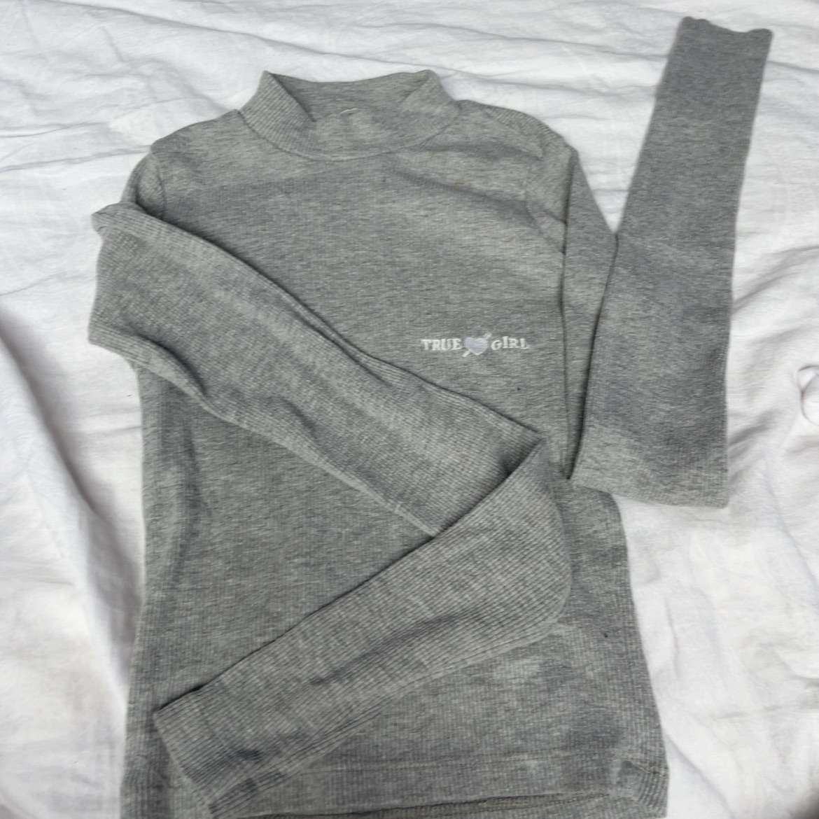 חולצת גולף צמודה בצבע אפור בהיר מידה s מpull&bear