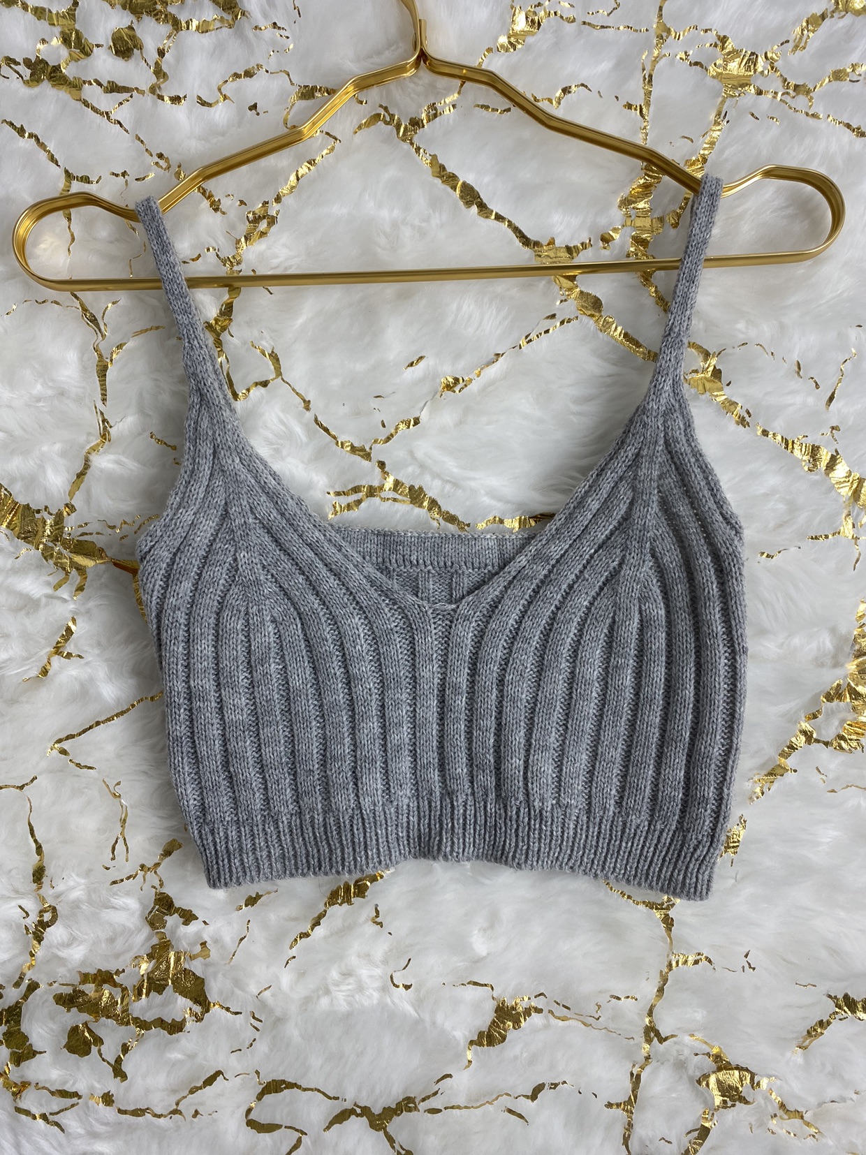 גופיית סריג אפורה ואדומה