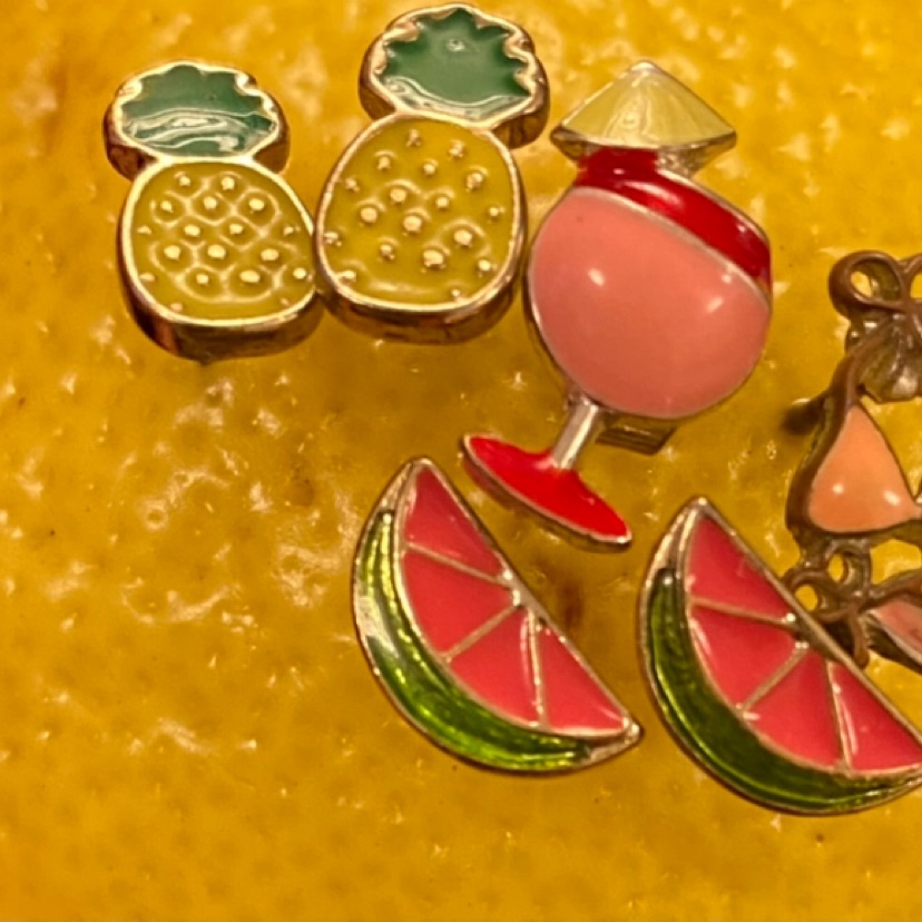 עגילי כוכב
זוג דובדבנים 
עגילי עיניים 
סט עגילים טרופי הכולל אננס אבטיח משקה טרופי וביקיני
עגילי תות בננה 