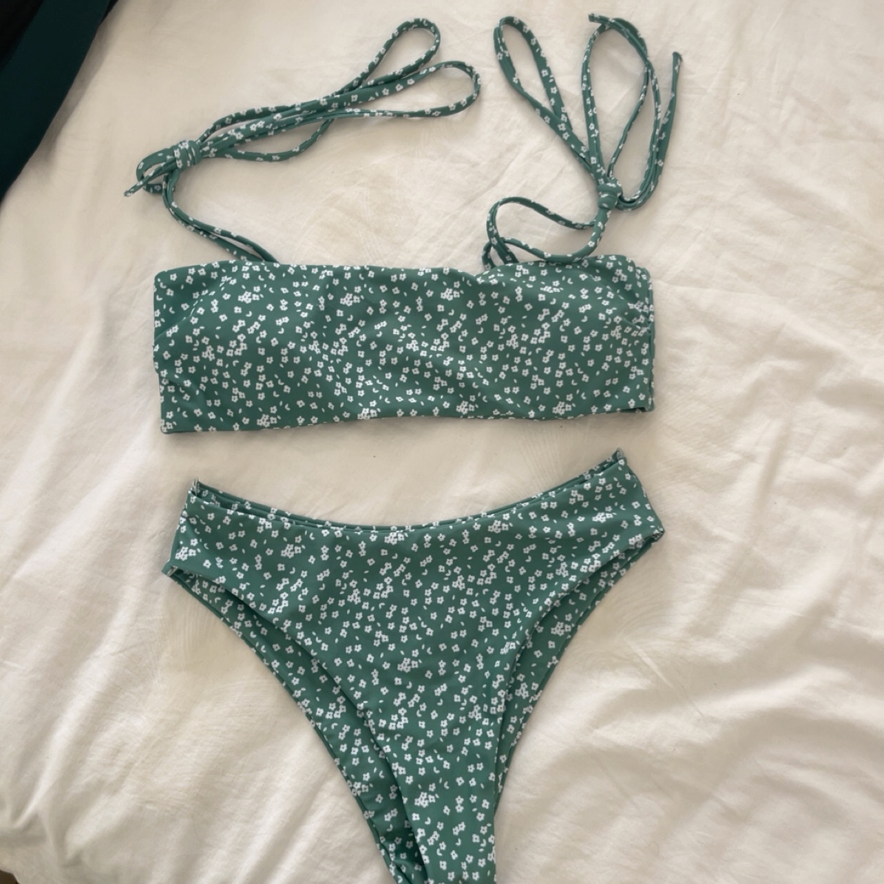 בגד ים בצבע ירוק בהיר 