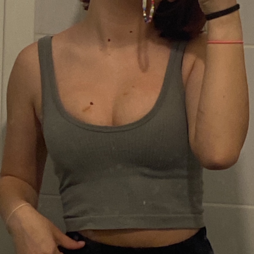 גופייה ירוקה (ירוק זית כזה) במידה s. מצב טוב