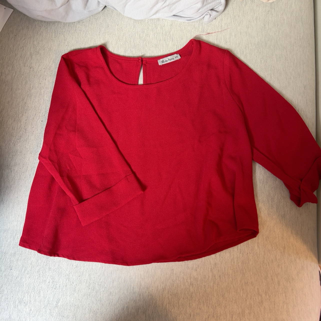 חולצה אדומה קצרה 