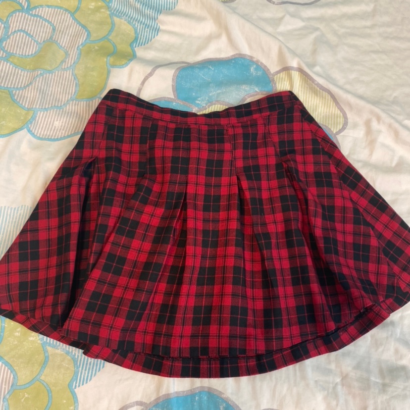 חצאית מהממת משובצת אדום שחור מידה 40❤️🖤