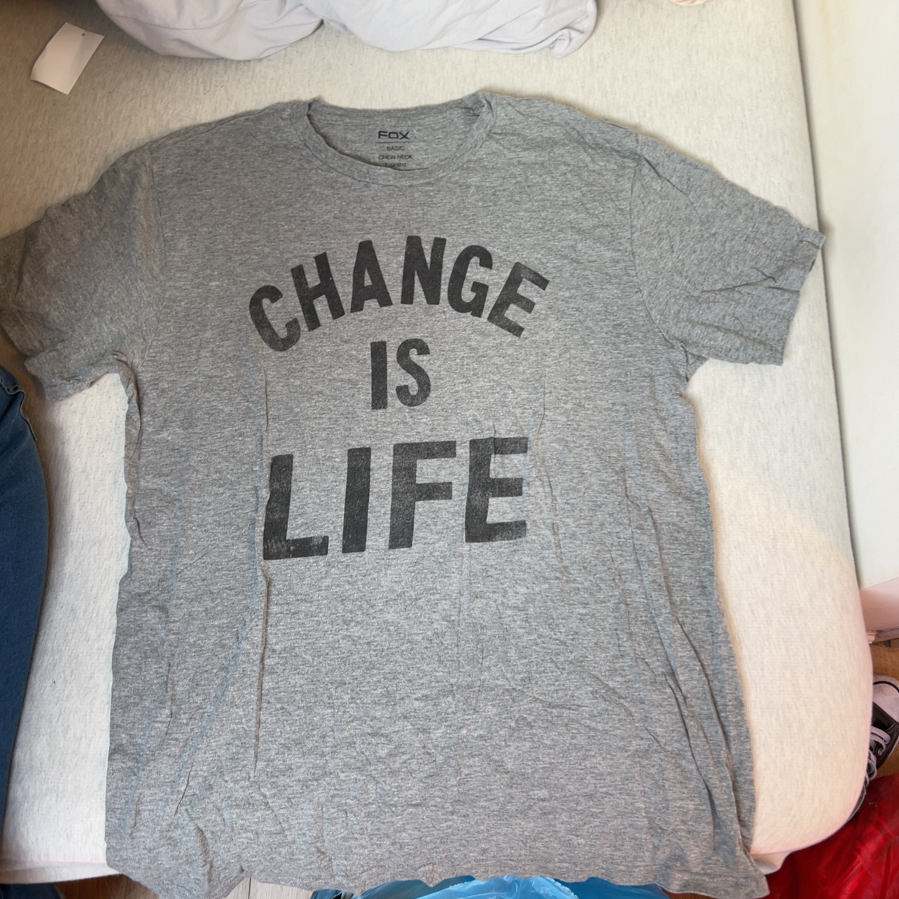 חולצה אפורה קצרה עם כיתוב