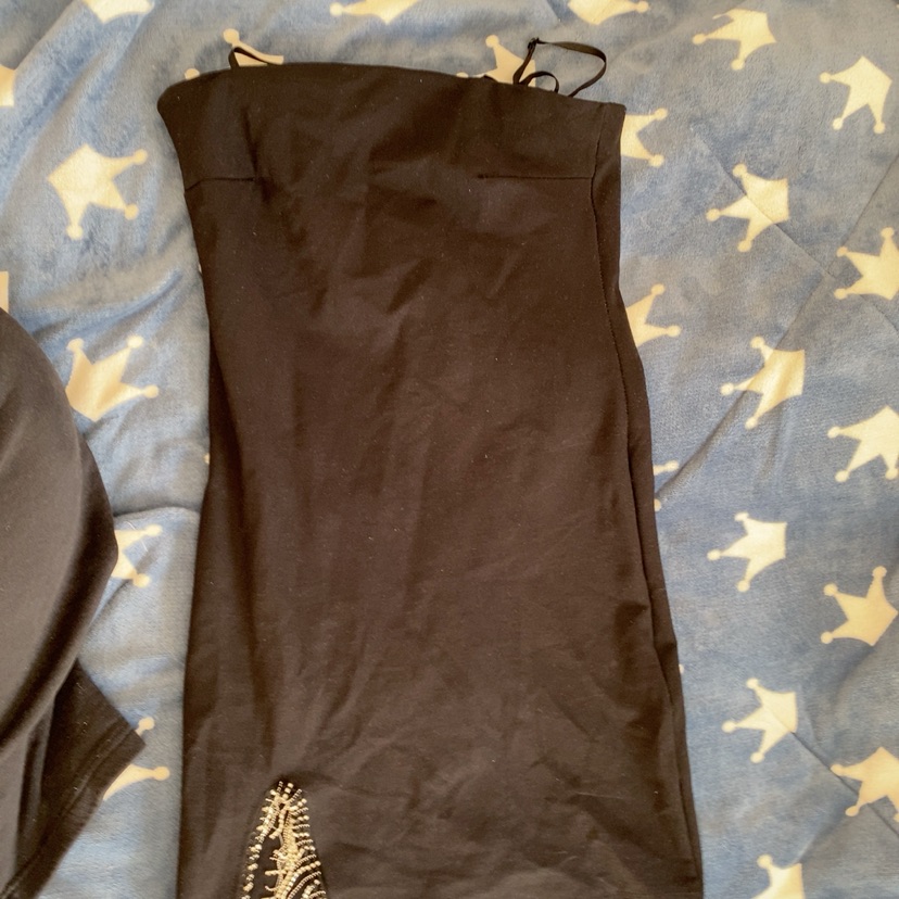 שמלה מיני שחורה מחמיאה רצח בבטן 