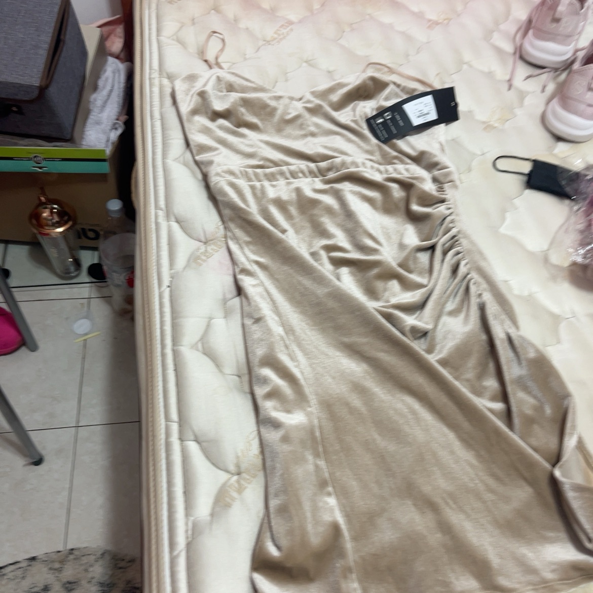 שמלה של בלילה עם הטיקט לא נלבשה בכלל מידה לארג׳ בצבע בז 