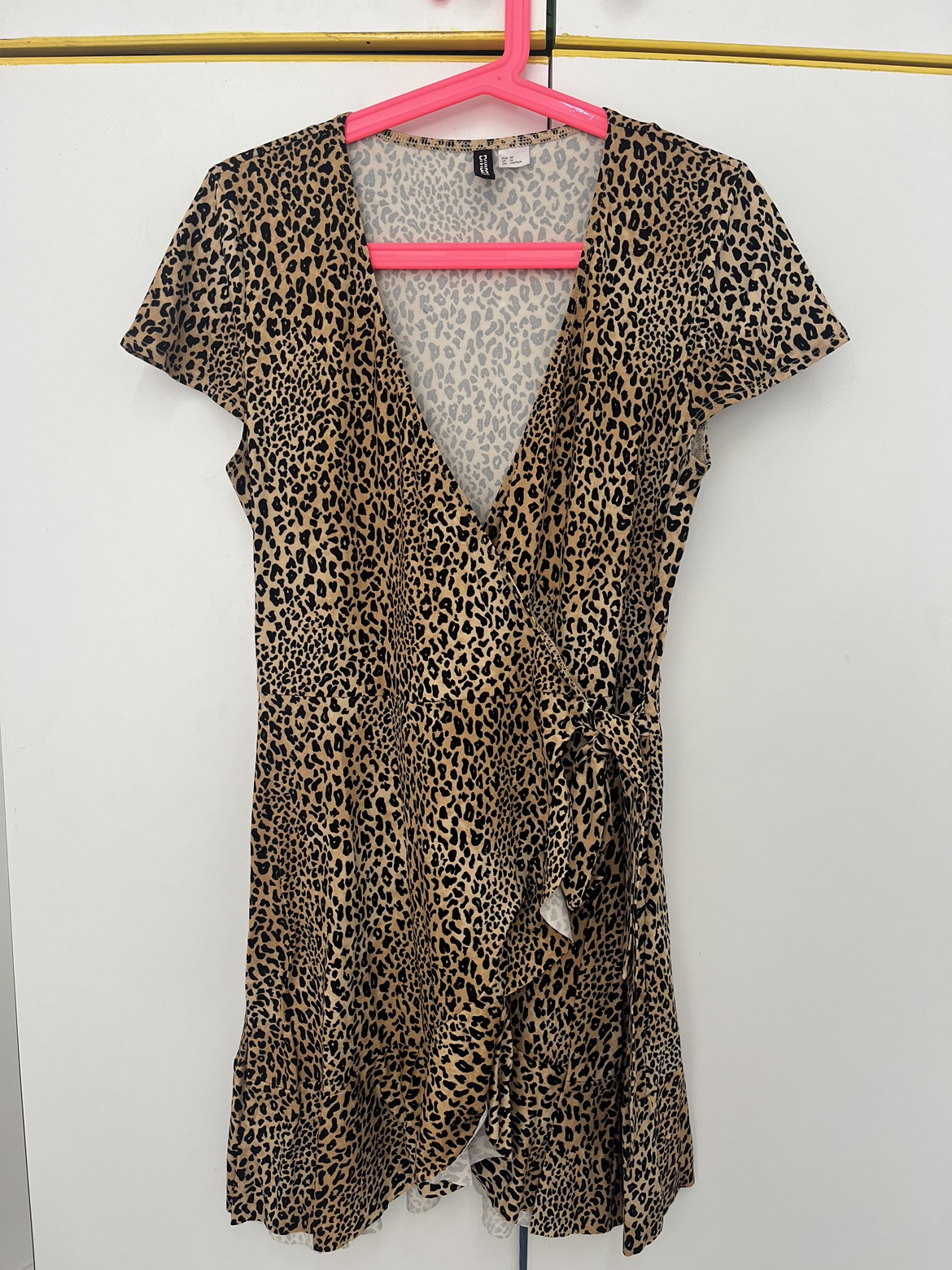 שמלת מנומרת מתנפנפת