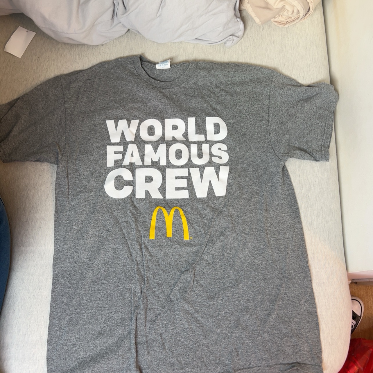 חולצה אפורה של מקדונלדס