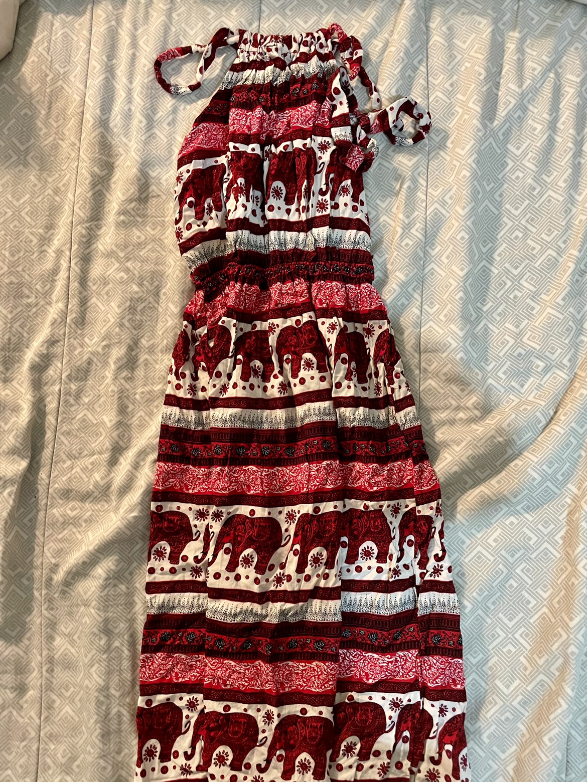 שמלת פילים אדומה מויאטנם