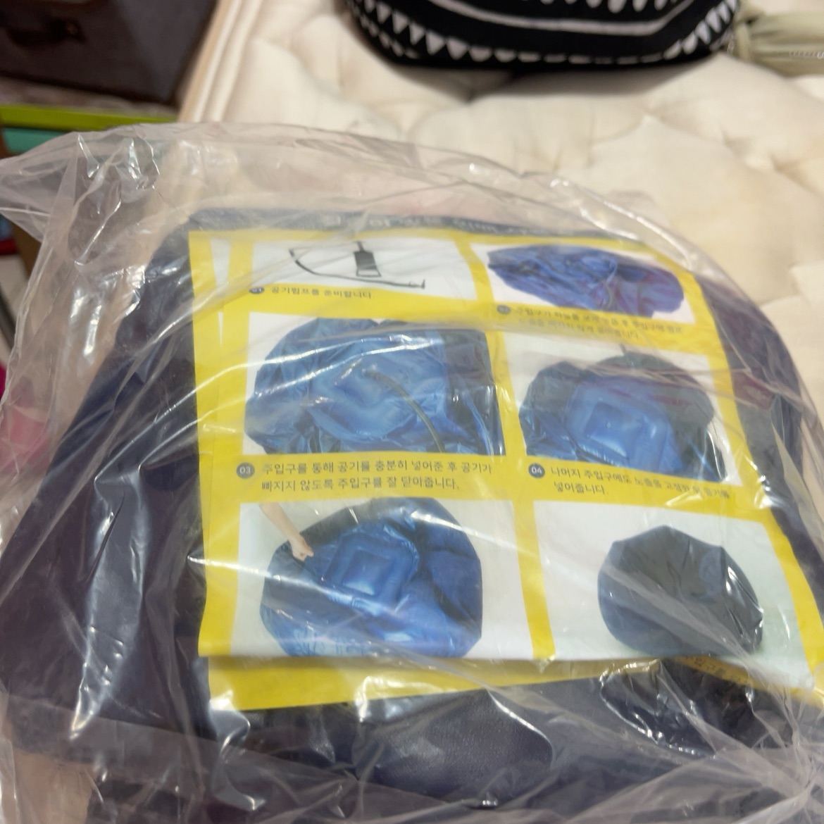 פוף צבע כחול מתנפח מגיע עם משאבה מוכרת במחיר שעלה לי לא היה שימוש בכלל חדש בניילון 