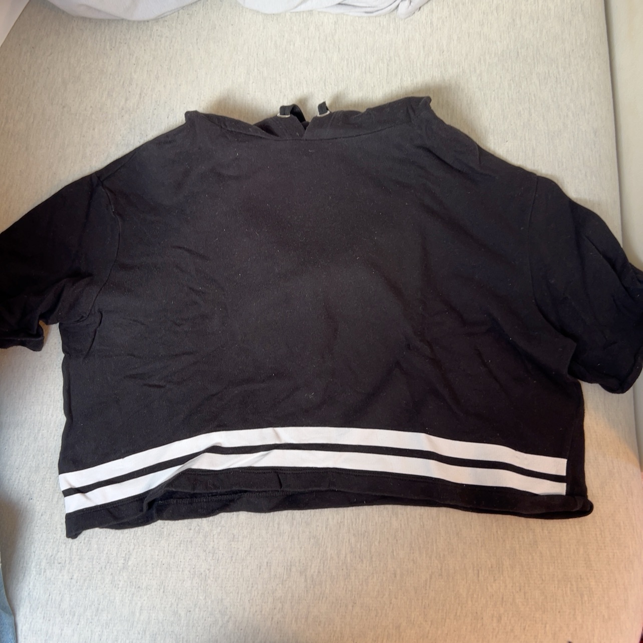 חולצה שחורה קרופ קצרה