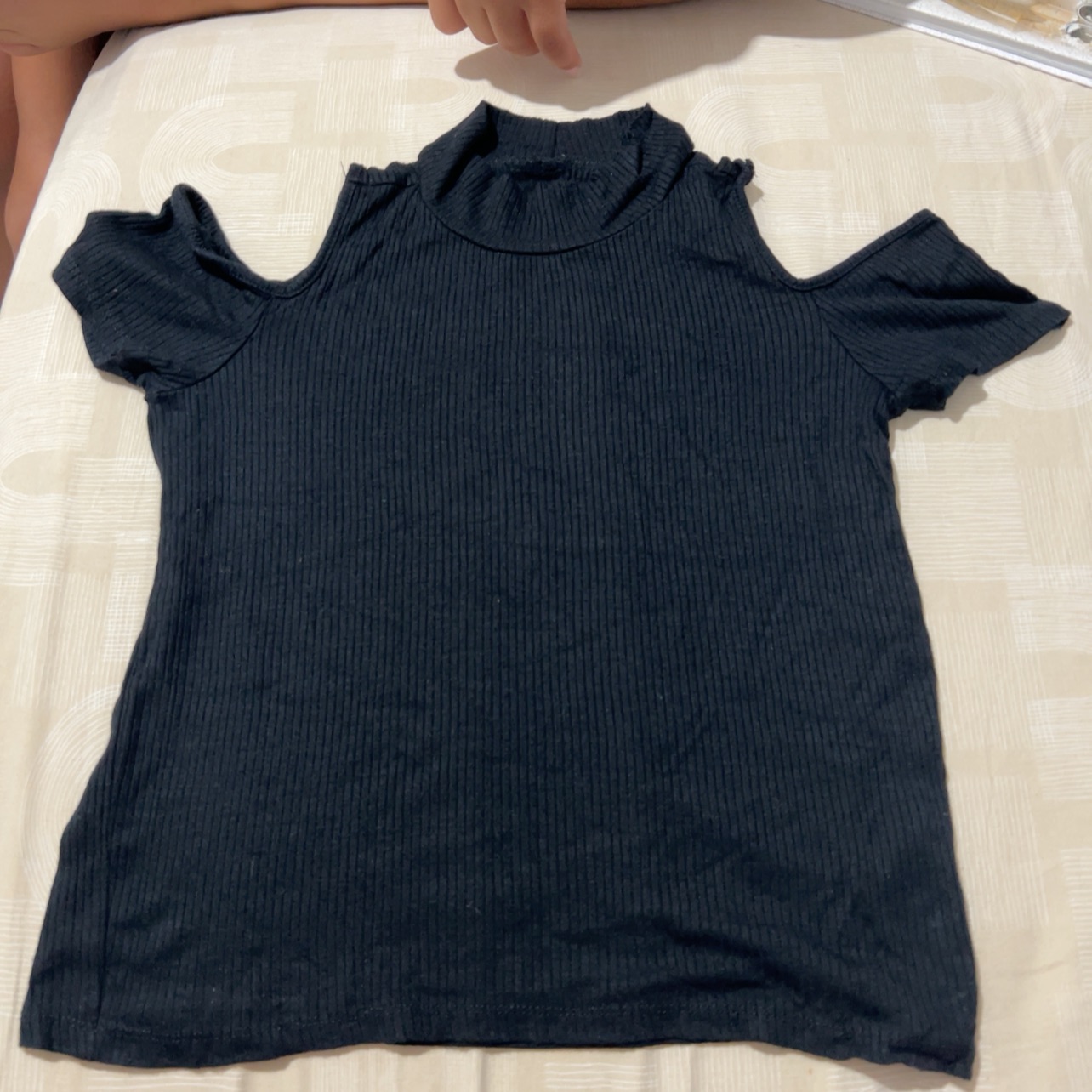 חולצה שחורה כתפיות פתוחות