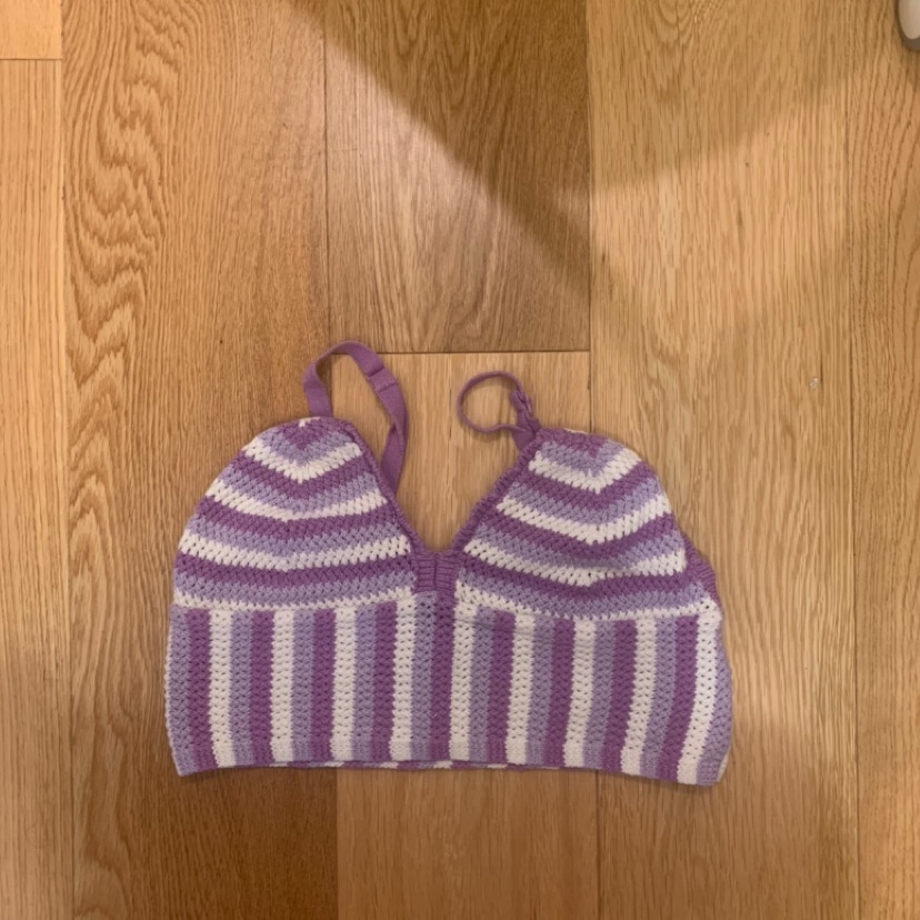 גופייה סרוגה סגולה לבנה מאייץ אנד אם💜🤍