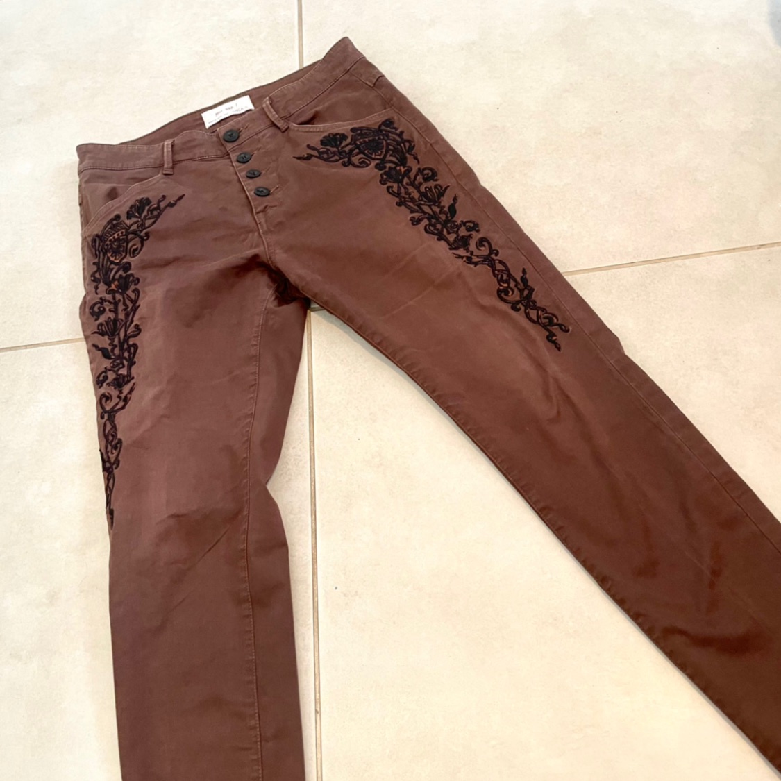 מכנס סקיני חום עם עיטורים 
