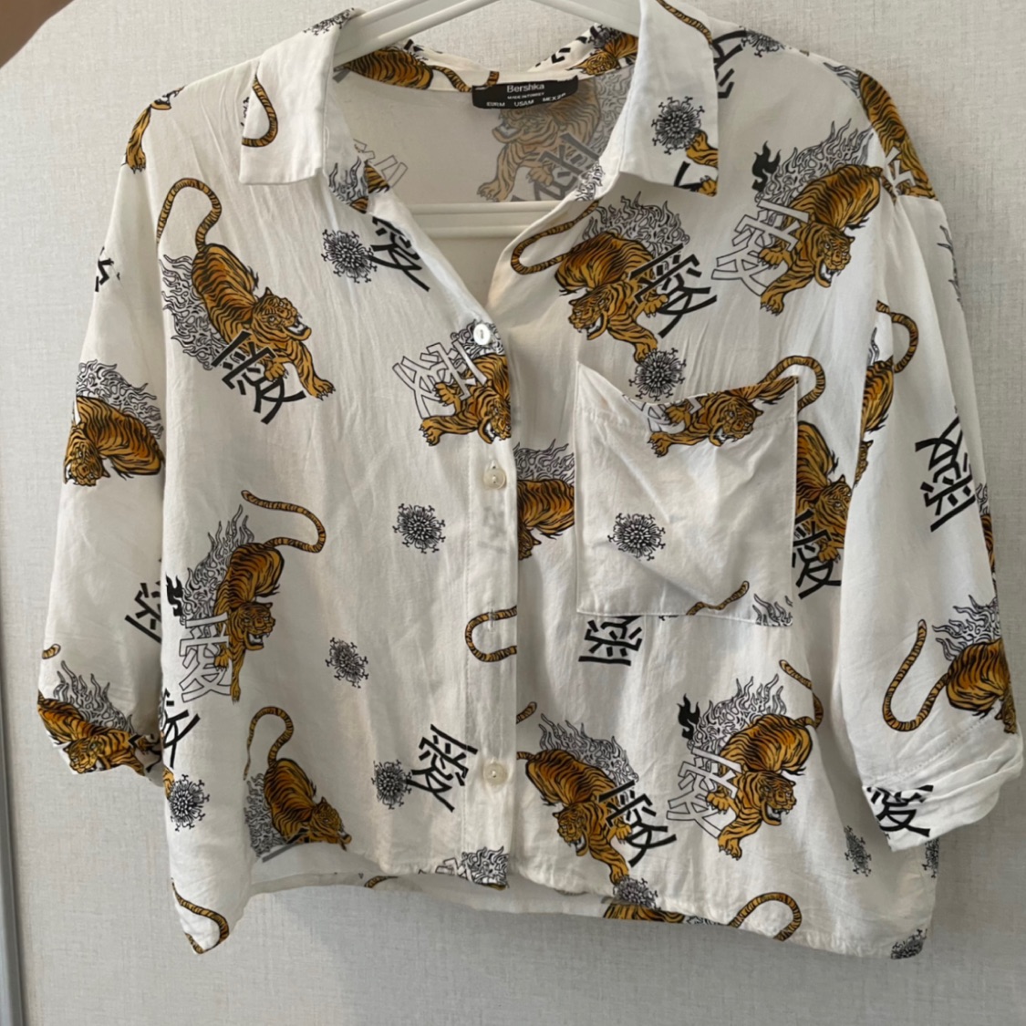 מכופתרת לבנה קצרה עם פרינט נמרים