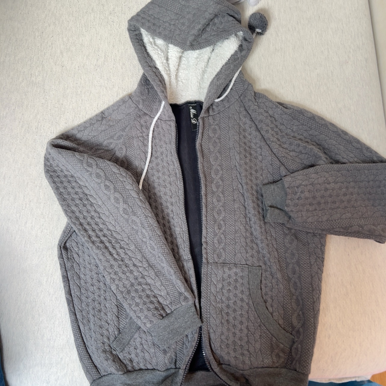 סווצר אפור עם רוכסן ודוגמה