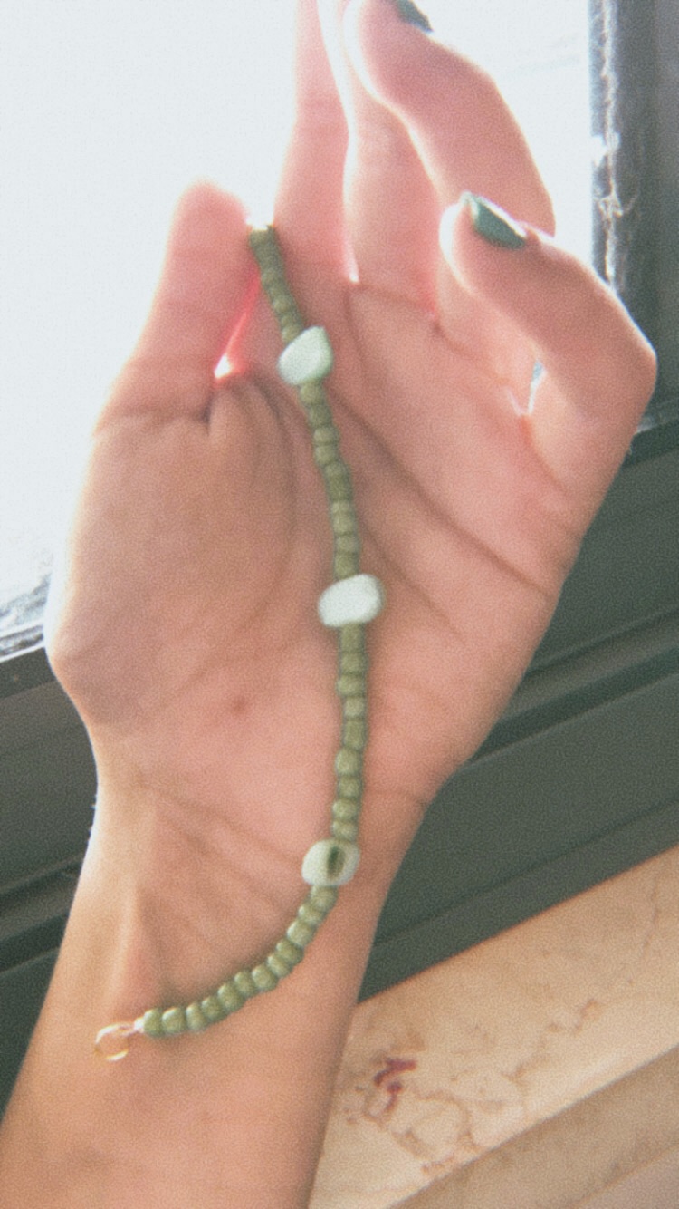 צמיד חרוזים אינדי עם פנינים ירוקות ❤️