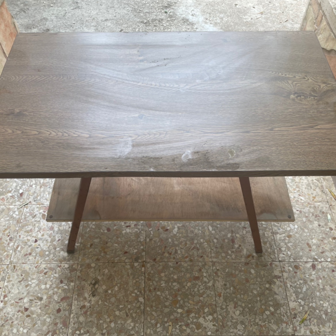 שולחן אנטיקה מעץ קטן ומודרני 