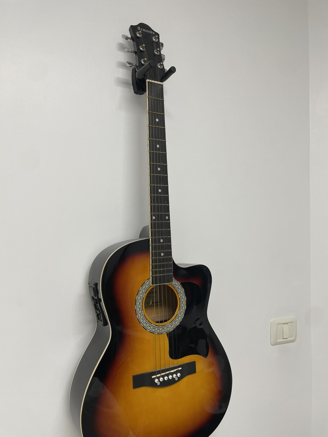 גיטרה אקוסטית מוגברת