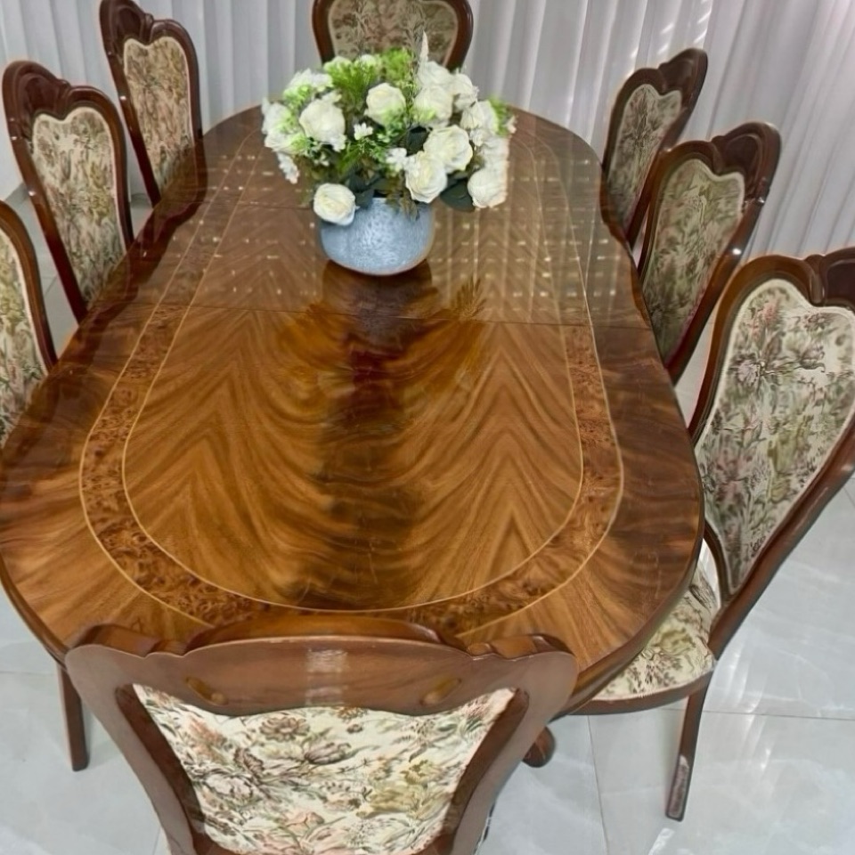 פינת אוכל עם 8 כסאות במחיר משתלם 3,000 ש״ח , שולחן בסגנון איטלקי שמור כמו חדש, סגור 1.80 מטר ופתוח 2.20 מטר, מפרדס חנה.