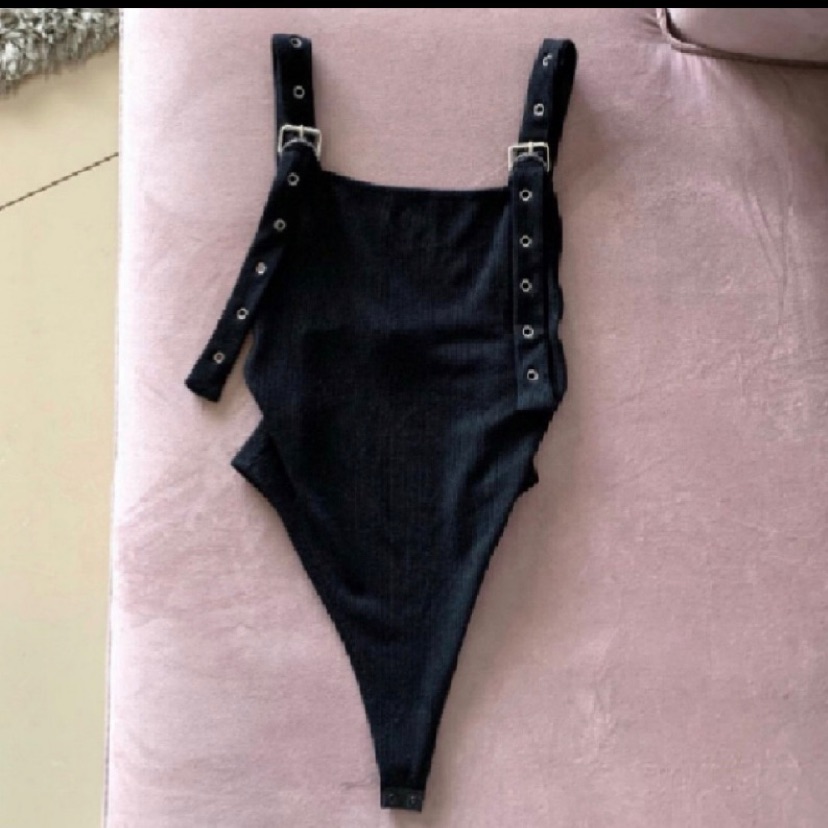 גופיה שחורה מהממת עדיקה