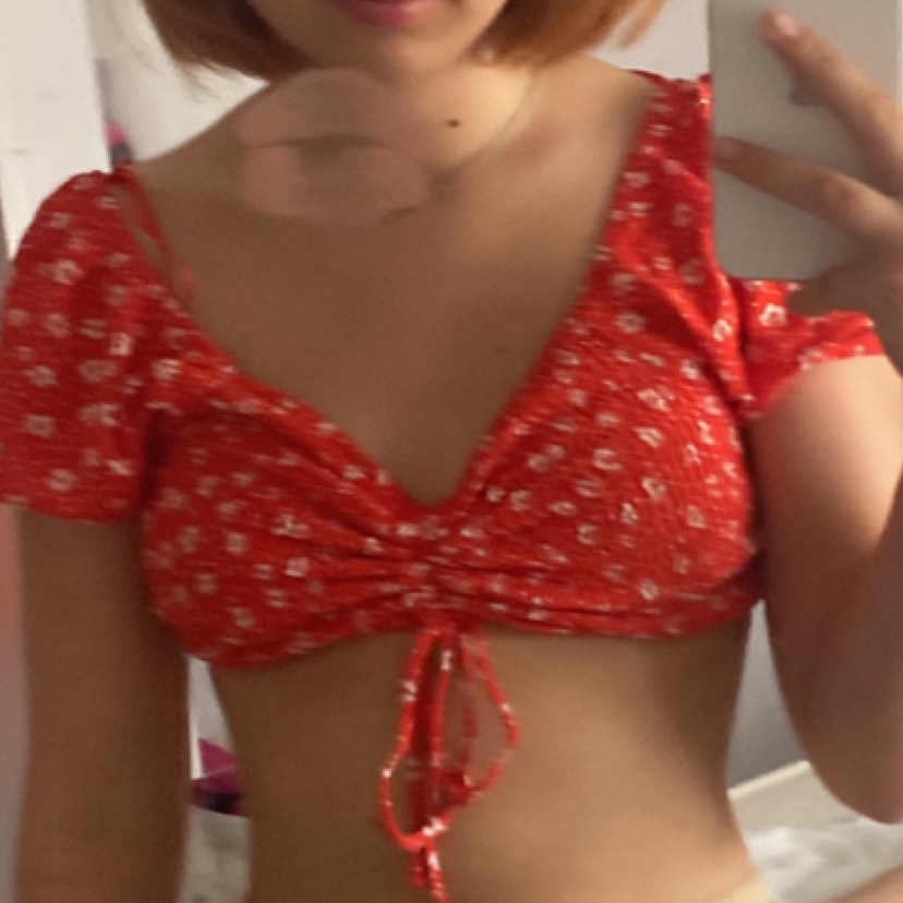 טופ אדום, ניתן לשחק במחשוף בעזרת החוטים. במצב טוב. מידה M