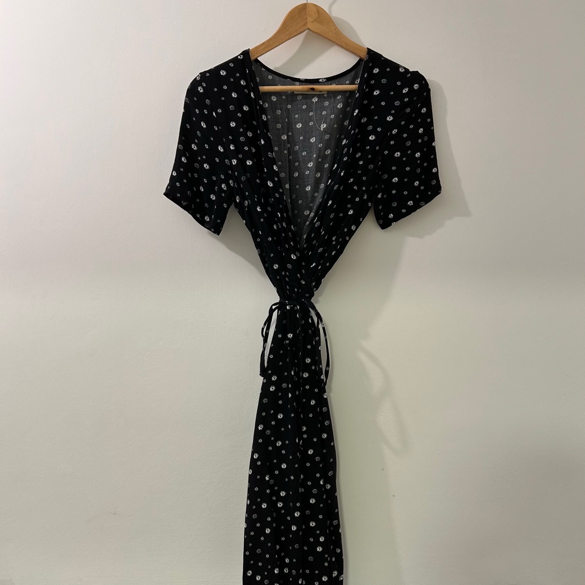 שמלת קשירה מידי שחורה עם הדפס פרחים לבנים