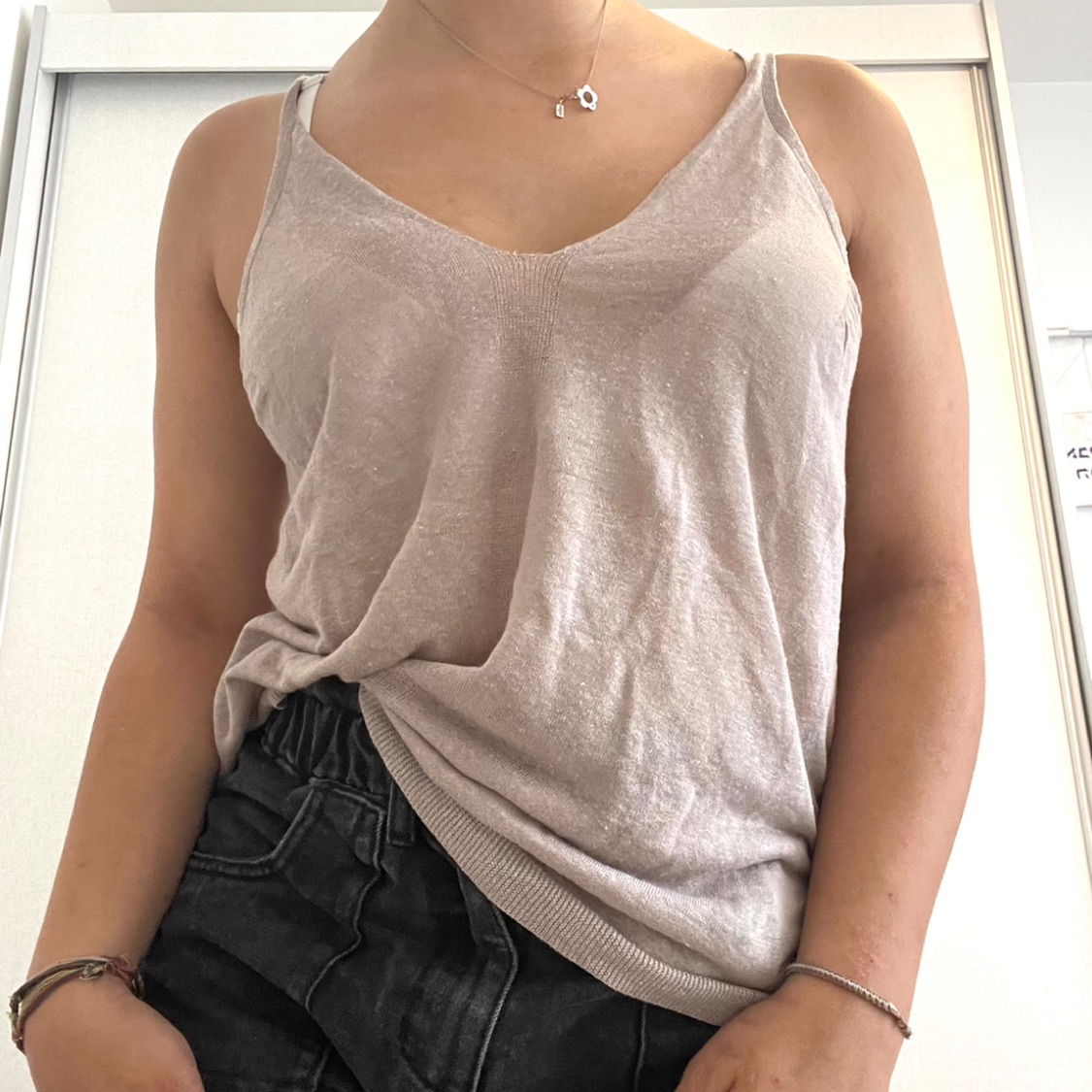 גופיה בצבע בז׳ 