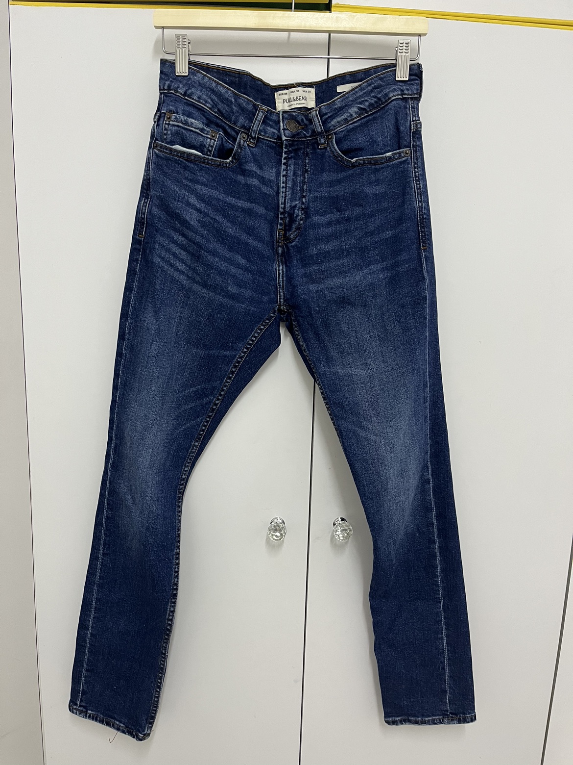 גינס לגבר בצבע כחול כהה