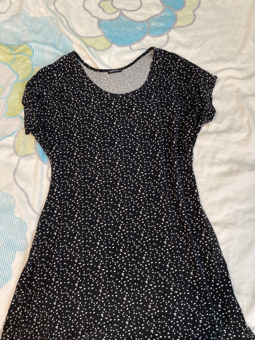 שמלה רחבה בצבע כחול כהה, מנוקדת וקיצית🌞