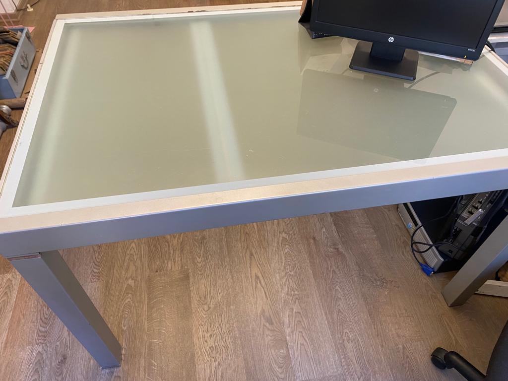 שולחן זכוכית טולמנ׳ס נפתח ל-10 איש