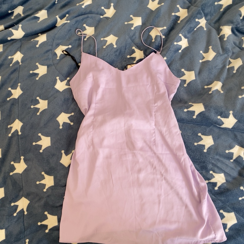 שמלה סגולה מהממת נלבשה פעם אחת לחצי שעה עדיין עם טיקט