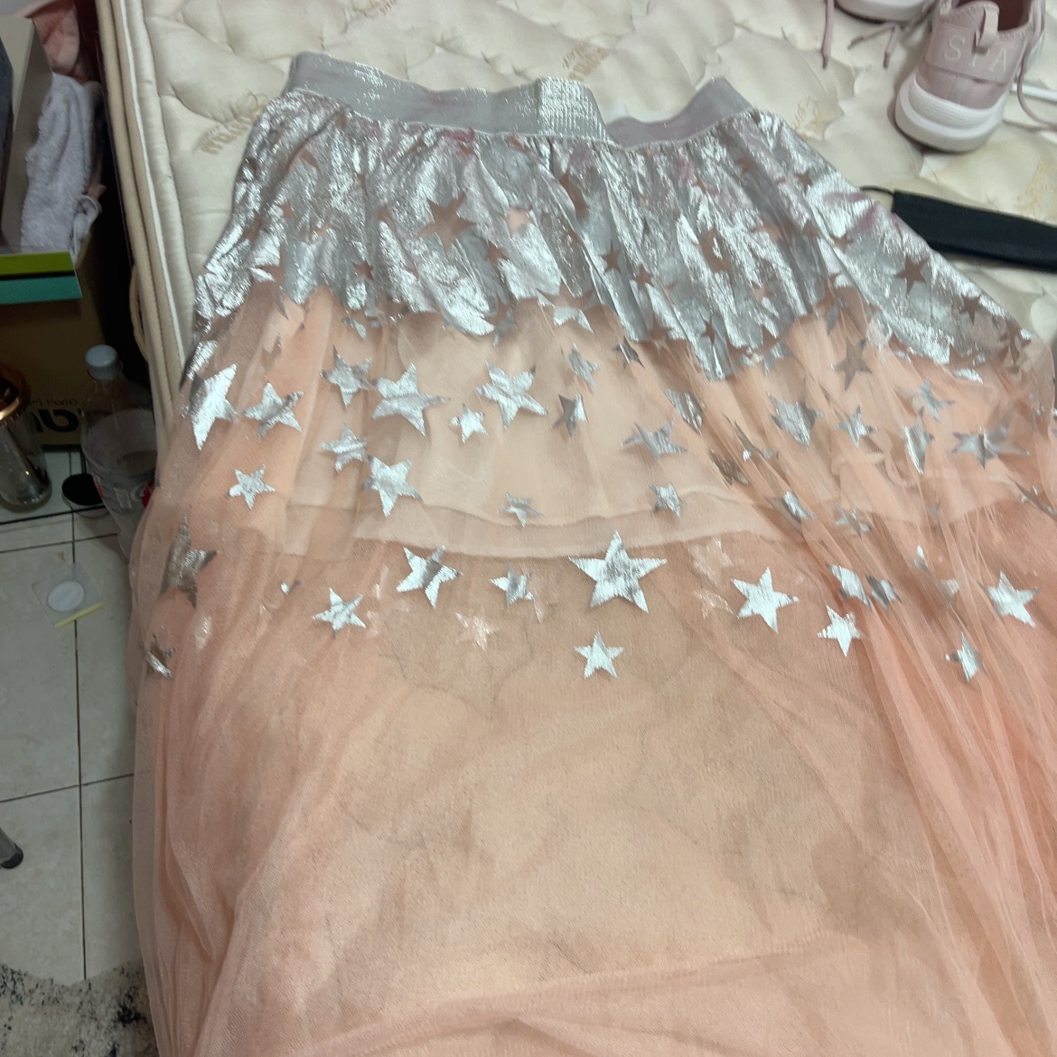 חצאית מיוחדת ממש עם כוכבים עליה נקנה מאחר בחו״ל לאמיצים בלבד יכולה להיות טובה בפורים גם 