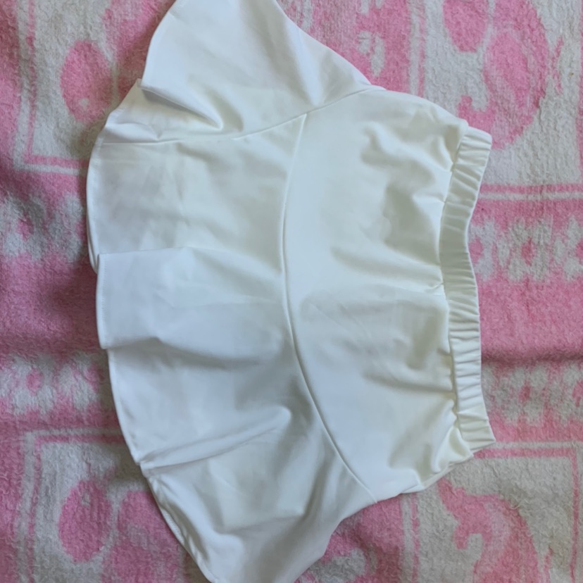 חצאית מיני לבנה עם מכנס