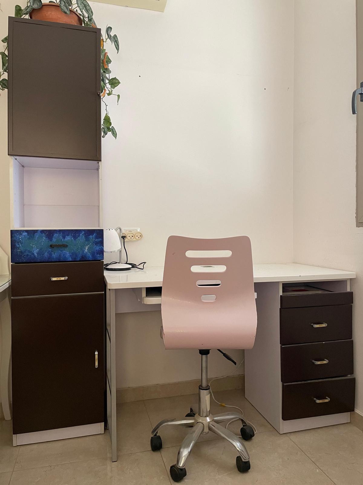 שולחן וארון ספרייה