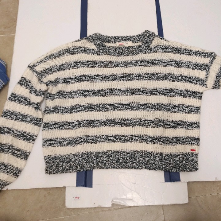 סוודר פסים שחור לבן